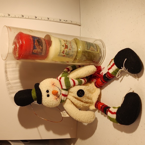 Yankee Candle Snowman Ornament & 3 Christmas Fragrance Votive Candles Gift Set - Picture 3 of 4